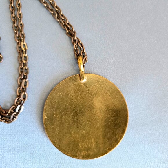 Large round brass pendant with long chain. - Picture 4 of 6